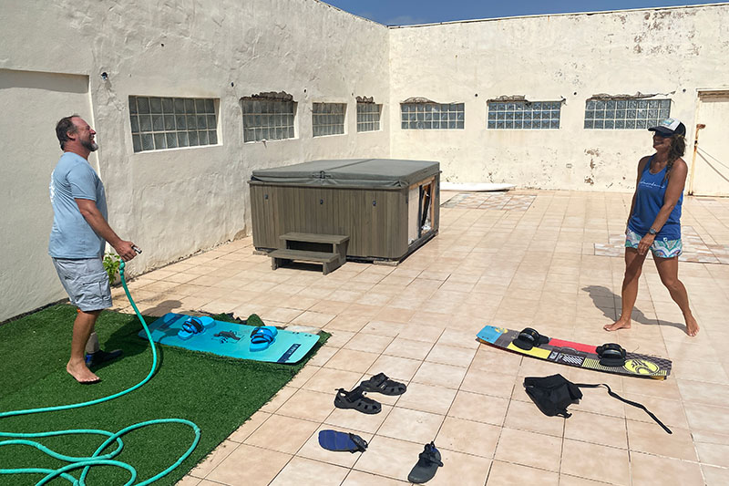 Private courtyard at Kite Inn Aruba with shaded gear-washing area